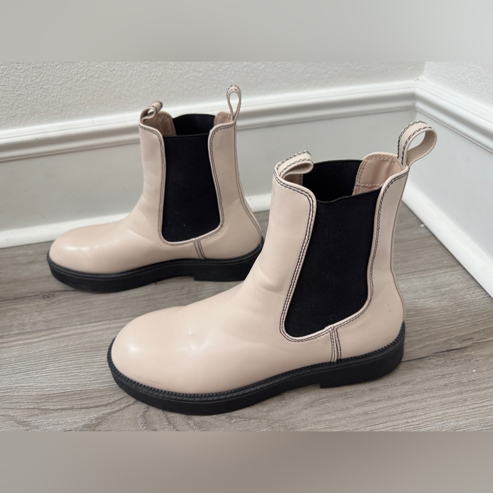 BEBO Sabina chelsea boots in Ecru White